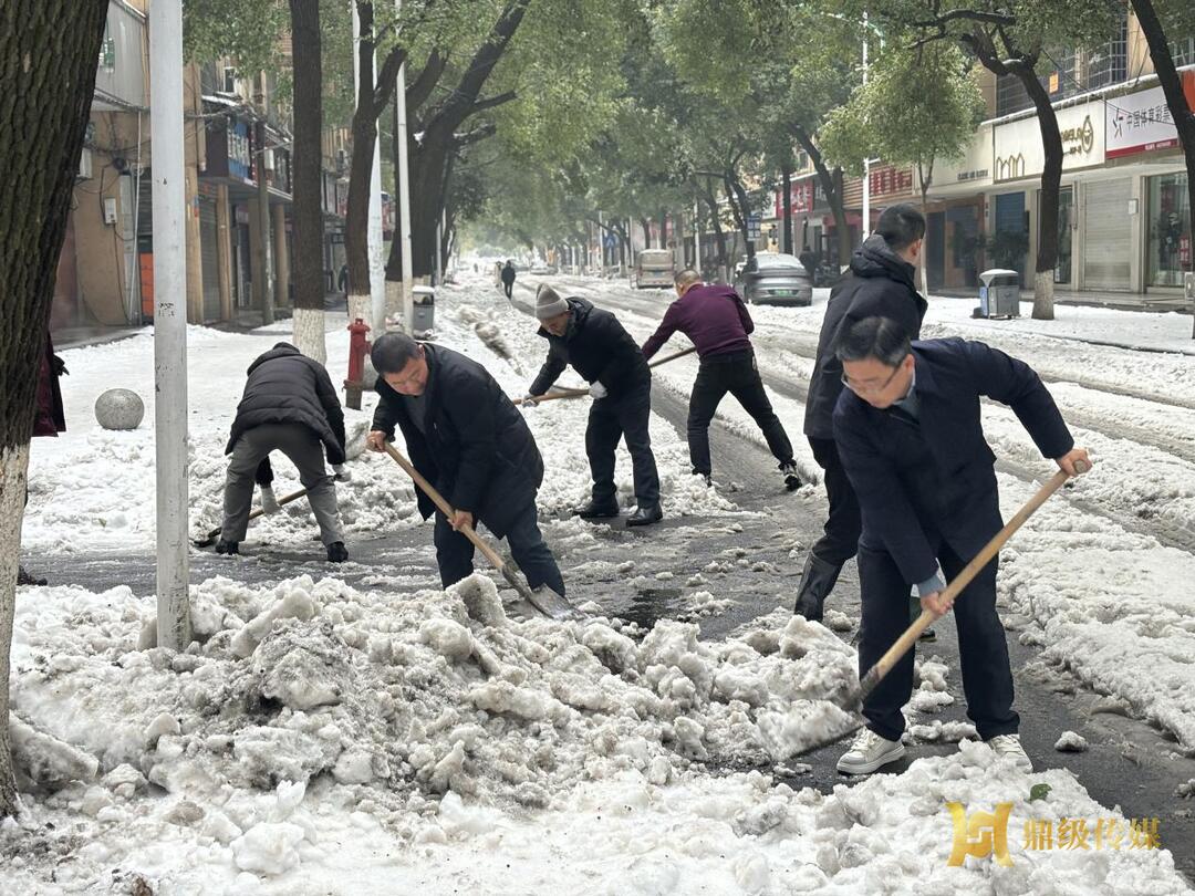 常德市生态环境局鼎城分局：迎“雪”而上 扫出“平安路”