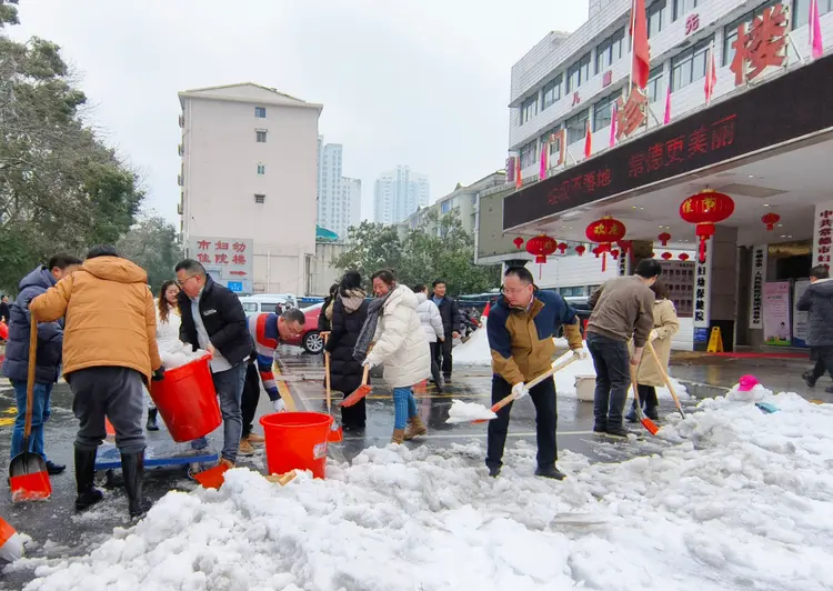 常德市妇幼保健院：全院动员铲雪忙 保障就医显担当