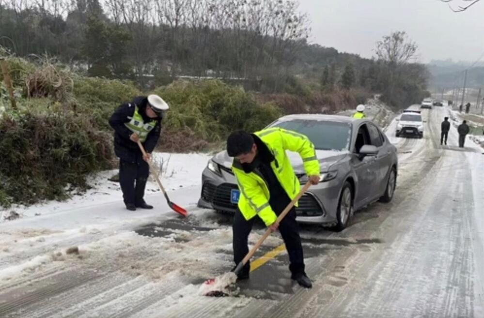 鼎城交警：浴“雪”保平安