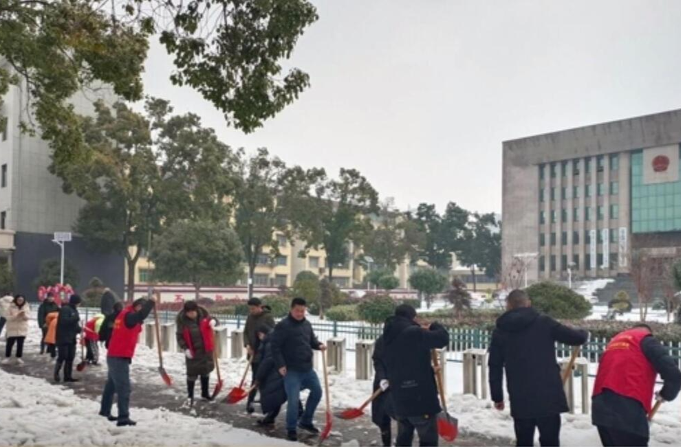 玉霞街道：迎风雪 战低温