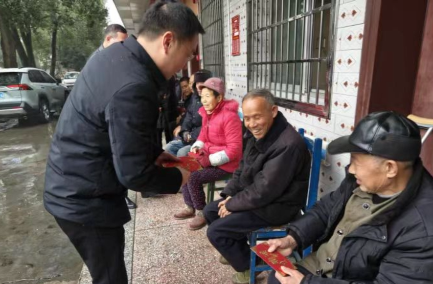 双桥坪镇：联合爱心企业开展春节慰问活动