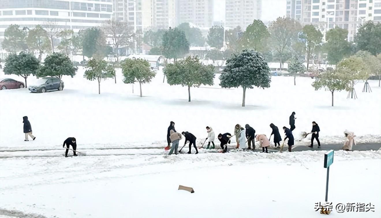 清积雪暖寒冬 常德市第四人民医院扫雪除冰保障市民就医安全