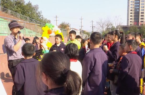 江南小学：爱心义卖筹善款 人人争做“小雷锋”