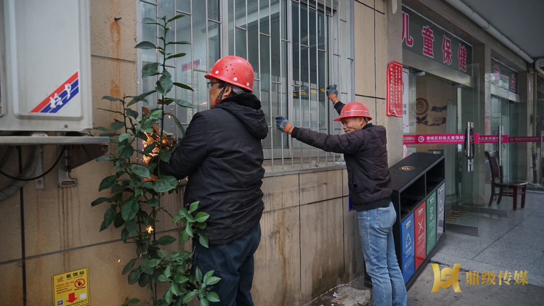 鼎城区消防救援大队：医院40处窗户防盗网安全拆除