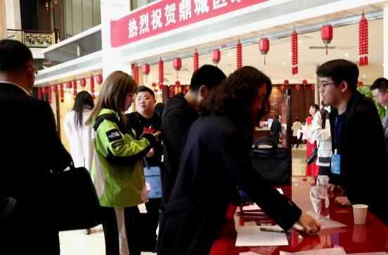 参加政协鼎城区十届四次会议的政协委员向大会报到
