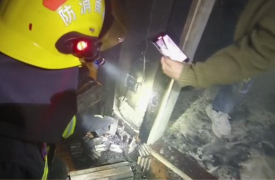 鼎城一居民室内给电动车充电引发火灾