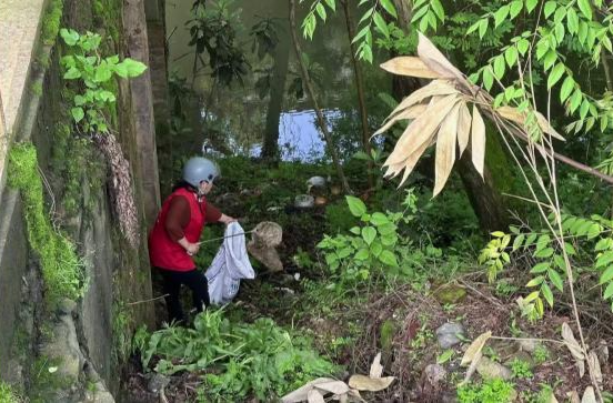 石板滩镇狮子山村：开展河道清理 提升乡村颜值