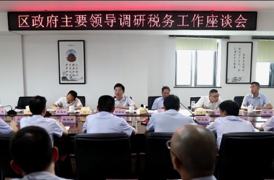 何朝辉调研全区税务和国资工作