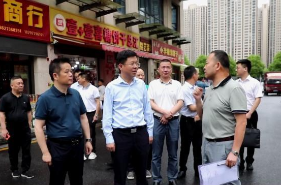 何朝辉调研江南城区招商地块及商贸工作