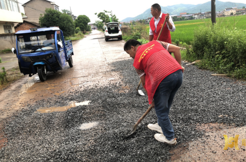双桥坪镇：保障出行安全 公路养护“正当时”