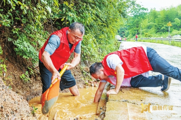 众志成城保安澜 ——湖南广大党员干部防汛一线冲锋在前