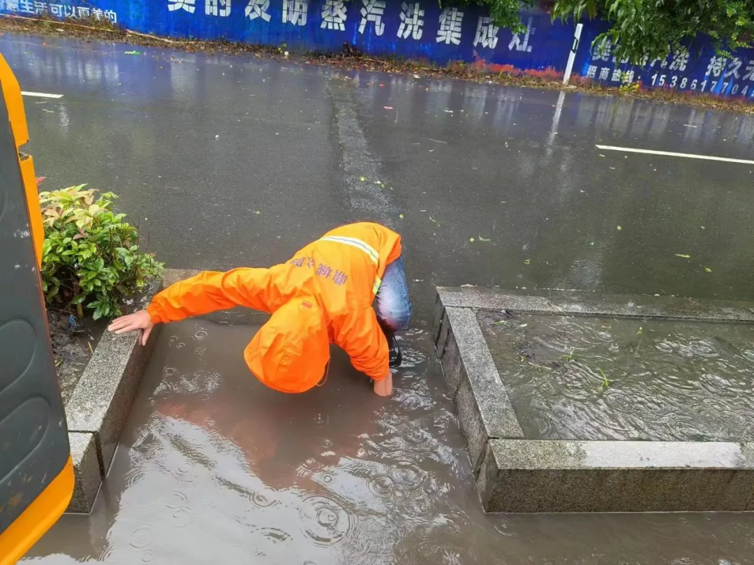 防汛一线党旗红丨各单位： 在防汛战场上擦亮“党员名牌”