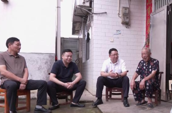 陈远开展“七一”走访慰问活动