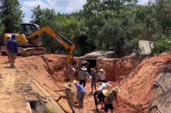 跃进分指：修渠加固止漏 全力保水抗旱