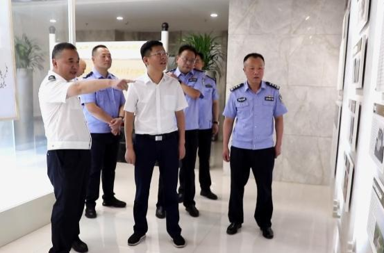 何朝辉到鼎城区公安局走访调研