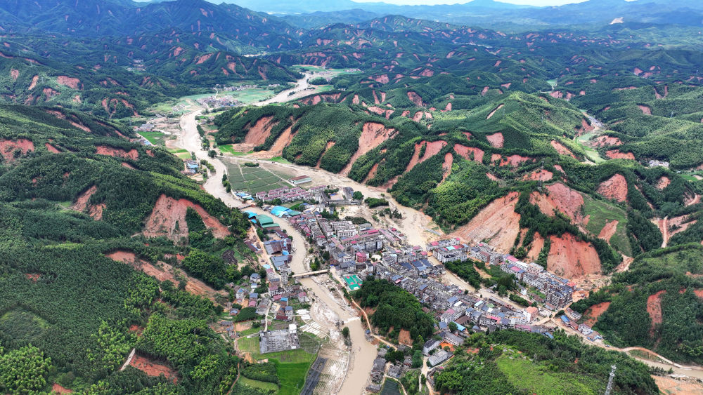 特寫：挺進八面山