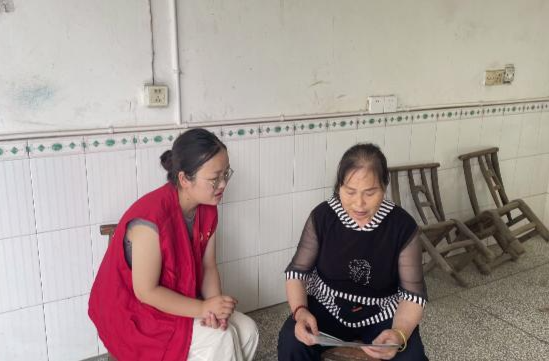 花岩溪镇：为独居老人家庭进行用电安全排查