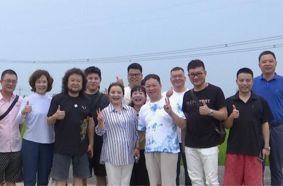 吴碧霞一行赴港中坪村考察调研