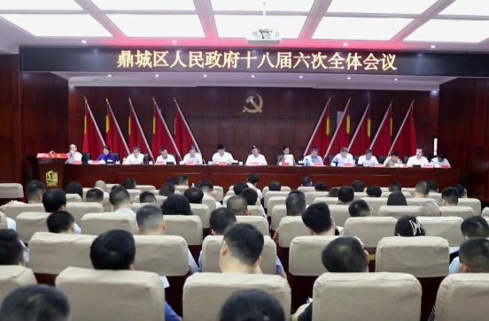 何朝辉主持召开鼎城区人民政府十八届六次全体会议