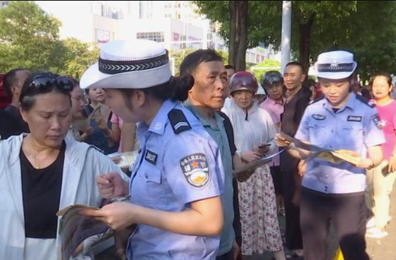 金秋开学季 鼎城交警撑起“安全伞”