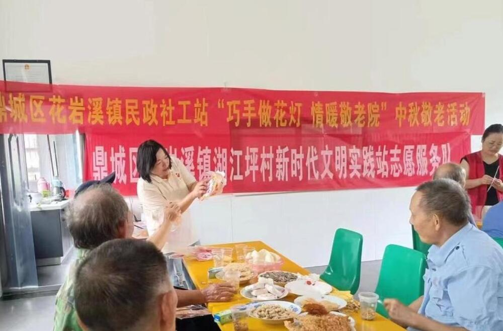 花岩溪镇：巧手做花灯 情暖敬老院