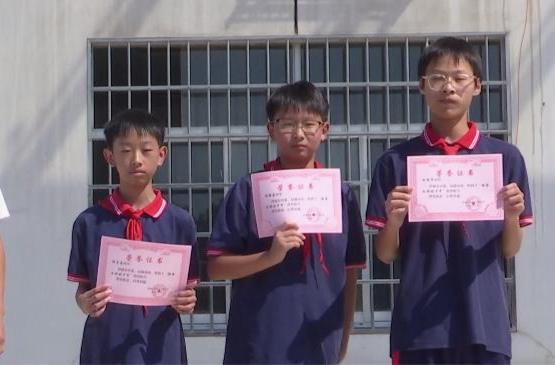 江南中学:表彰三名拾金不昧好少年