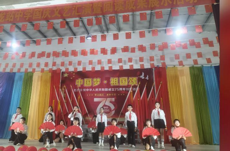 鼎城区大龙站中学：国庆汇演展青春活力 阅读成果颂祖国昌盛
