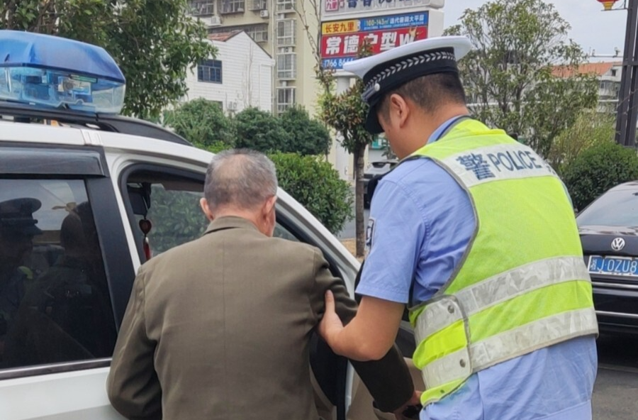 鼎城区交警大队：老人行动不便 交警暖心助回家