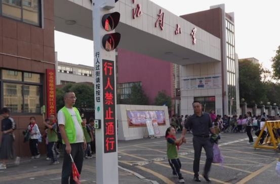 鼎城：两学校门口“请求式过街信号灯”正式上岗