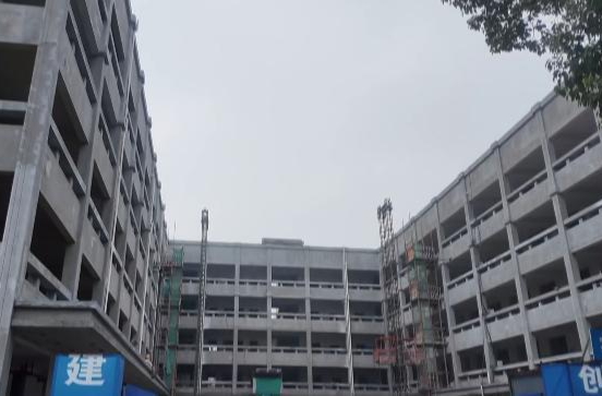 江南中学：新建教学楼主体封顶    可提供学位1800个