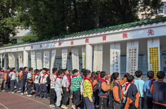 鼎城区第六届师生书法作品巡展在武陵小学举行
