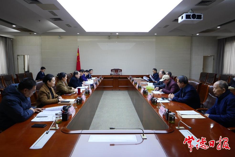 周振宇就《政府工作报告》征求老干部意见与建议