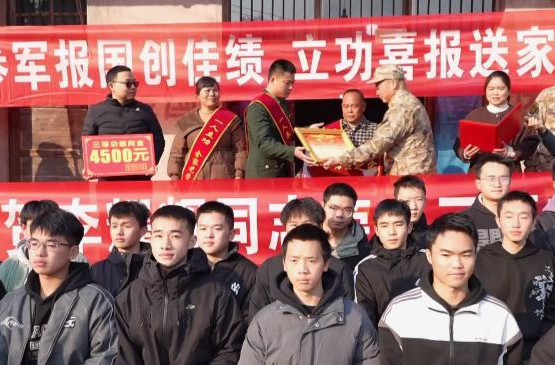 鼎城：为现役立功军人送喜报
