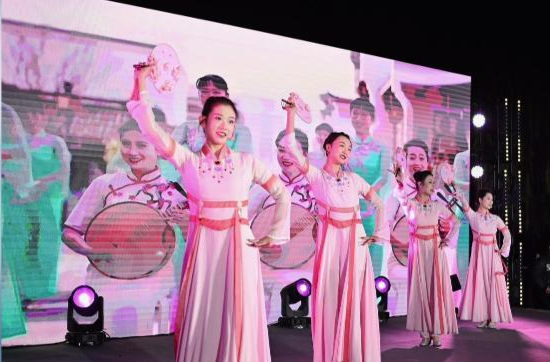 常德市“庆元旦·迎新年”丝弦进景区活动在诗墙公园上演