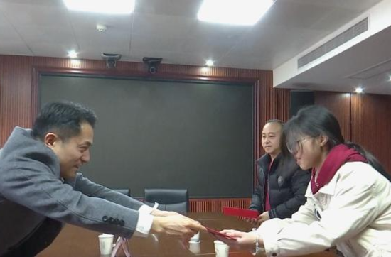 市委宣传部来鼎城慰问“新时代湖南好少年”、“湖南好人”