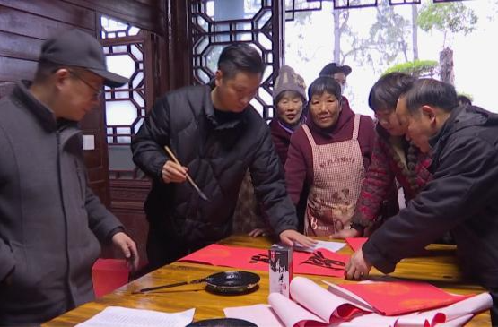 鼎城：挥毫送春联 墨香添年味