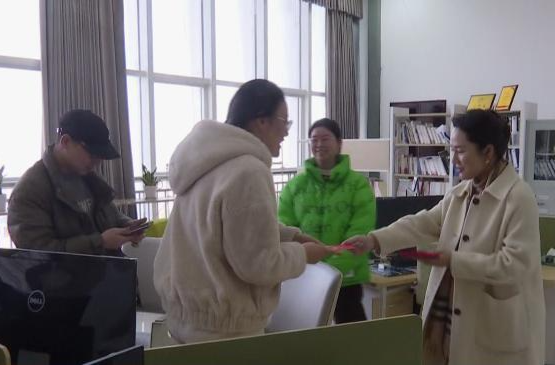 鼎城区领导来区融媒体中心慰问春节值班员工
