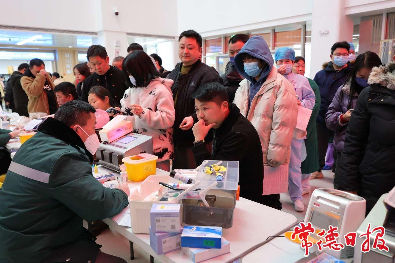 两天618人献血203000毫升 常德市第一人民医院医务人员献大爱