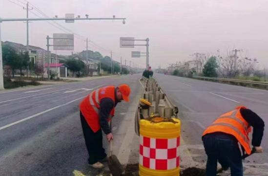 鼎城区公路建设养护中心：更换破损安防设施 保障道路交通安全