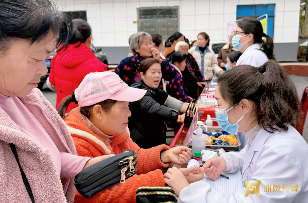 鼎城区妇幼保健院到港中坪村开展义诊活动