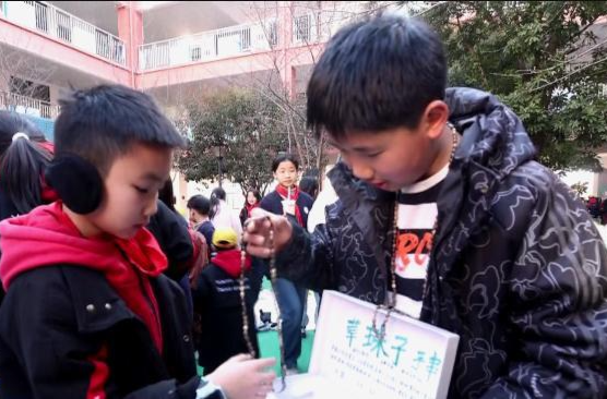 永安小学：开展爱心义卖活动