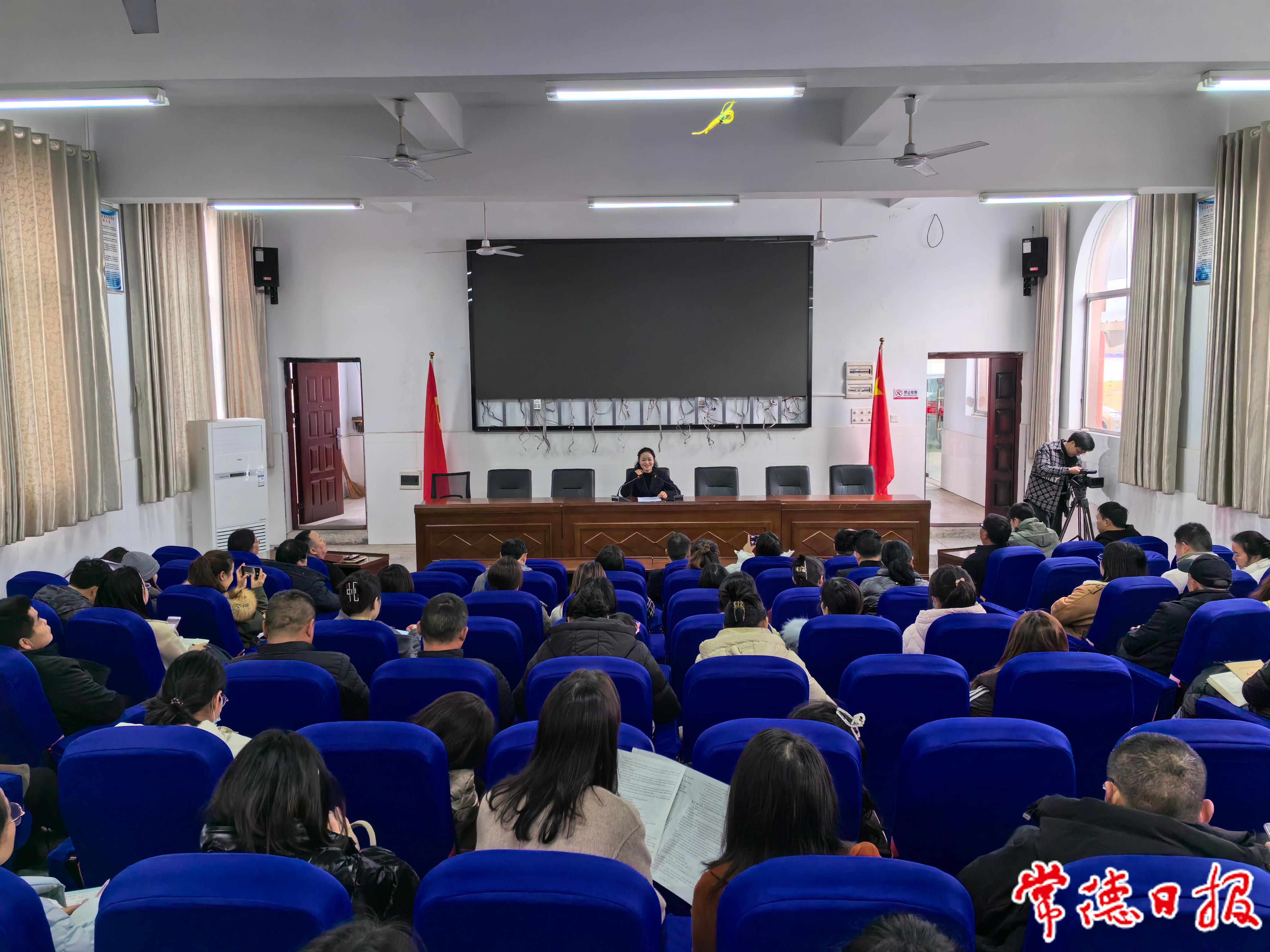 【两会精神进基层】全国人大代表麻小娟回校宣讲全国两会精神