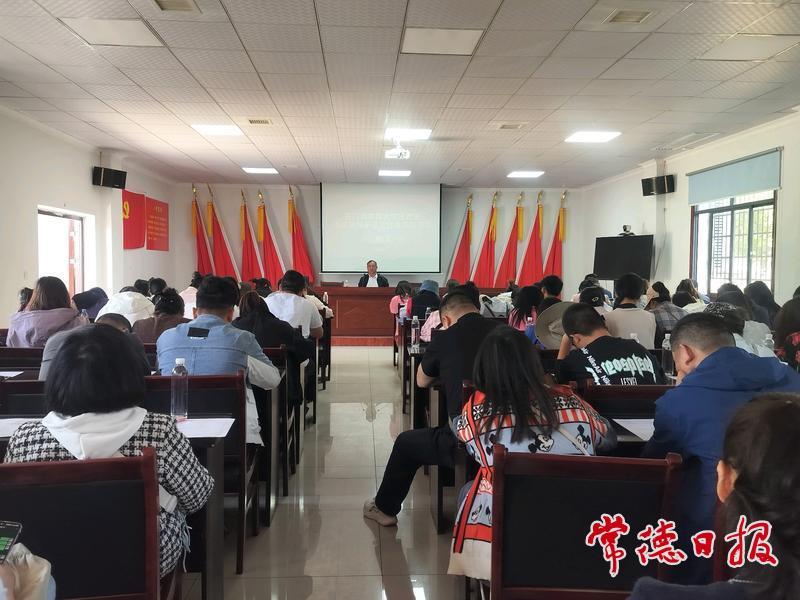 【代表回基层】全国人大代表沈昌健为临澧县委统战系统宣讲两会精神