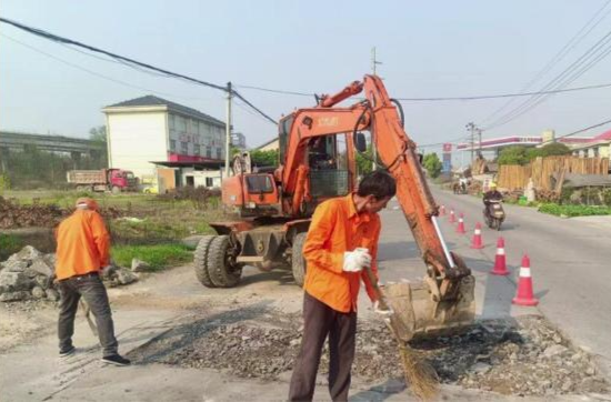 鼎城区公路建设养护中心：修复破损路面  回应群众关切