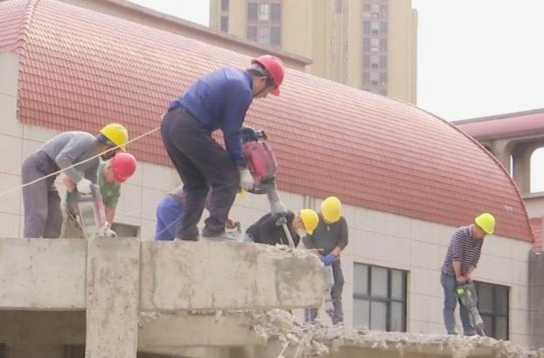 鼎城：拆除仙女湖步行街一处违法建设