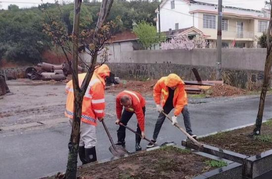 鼎城区公路养护中心：清淤防涝保畅通