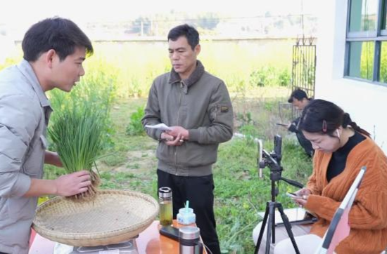双桥坪镇：村干部直播“带货”  农副产品走俏“云端”