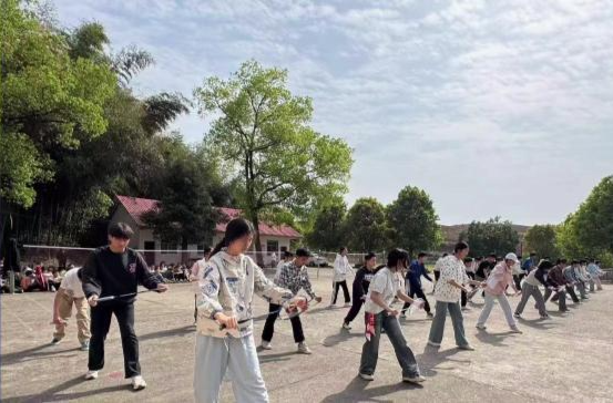 丁家港中学：开展“健康少年 激情飞扬”魅力大课间比赛
