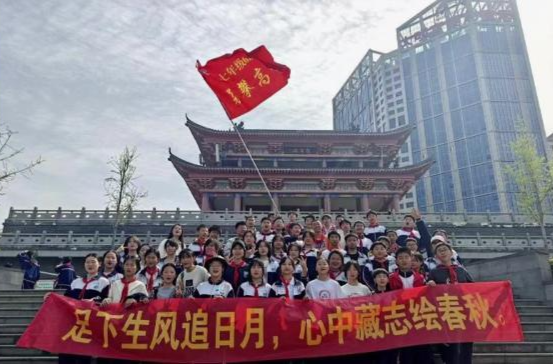 江南中学：举行第四届"青春励志·绿色同行"远足活动