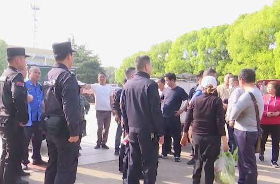 鼎城区城市管理局：规范广场经营秩序  守护城市“烟火气”